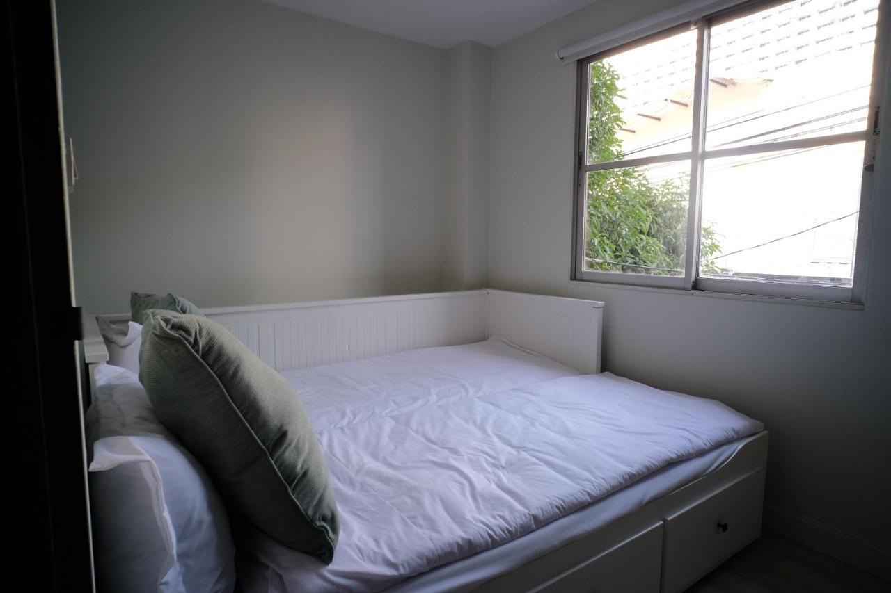 Baan Khun Pra Duplex Rm3 Bangkok Apartman Kültér fotó